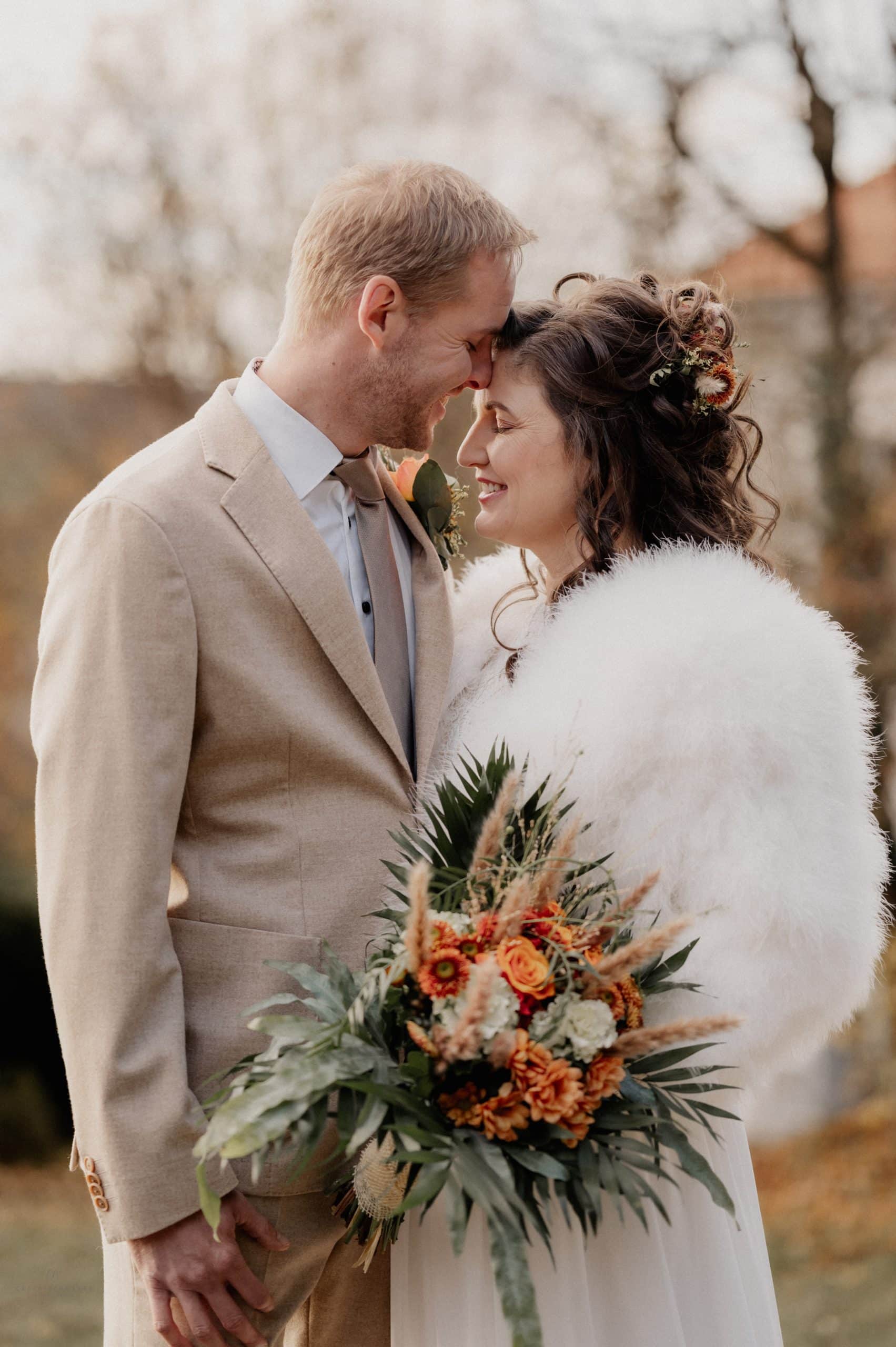 Hochzeitsfotograf Steiermark mit Brautpaar in stimmungsvoller Lichtsituation