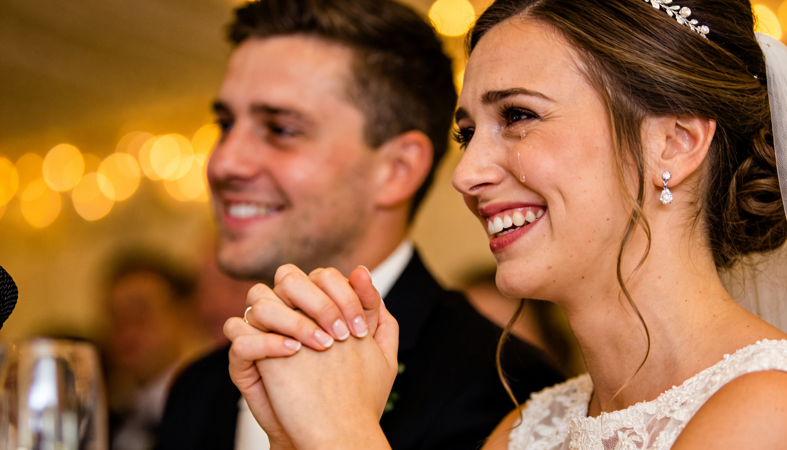 Brautpaar h&ouml;rt Hochzeitsrede zu &ndash; emotionaler Moment bei der Hochzeit